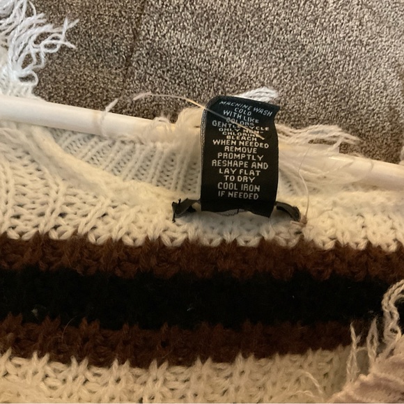 Rue 21: Small white and garnet strips sweater, with string fringe all around. - Picture 2 of 5